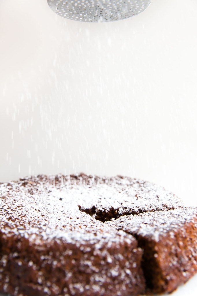 Fresh Ginger and Molasses Cake with powdered sugar