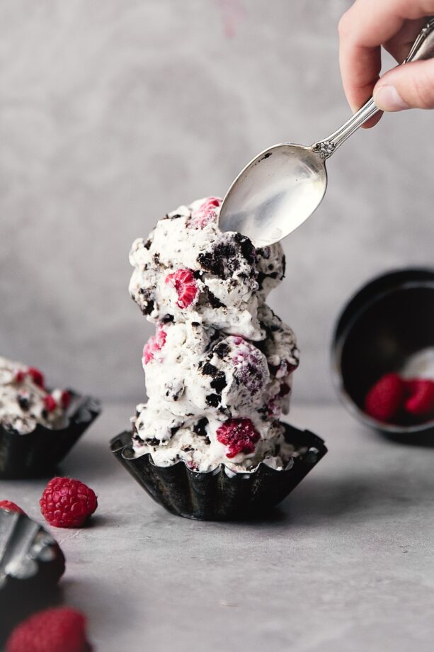 no churn cookies and cream ice cream with raspberries