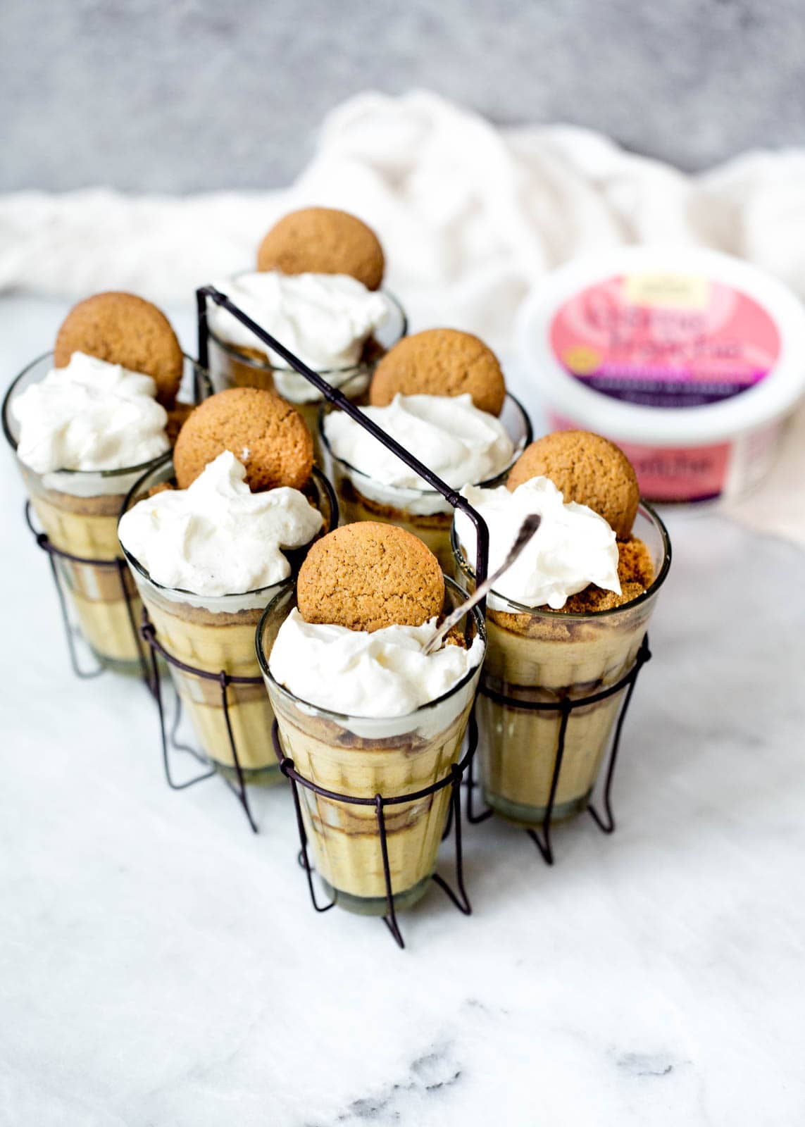 No bake, no stress! These creamy crème fraîche pumpkin mousse cups are an easy peasy dessert for the holidays.