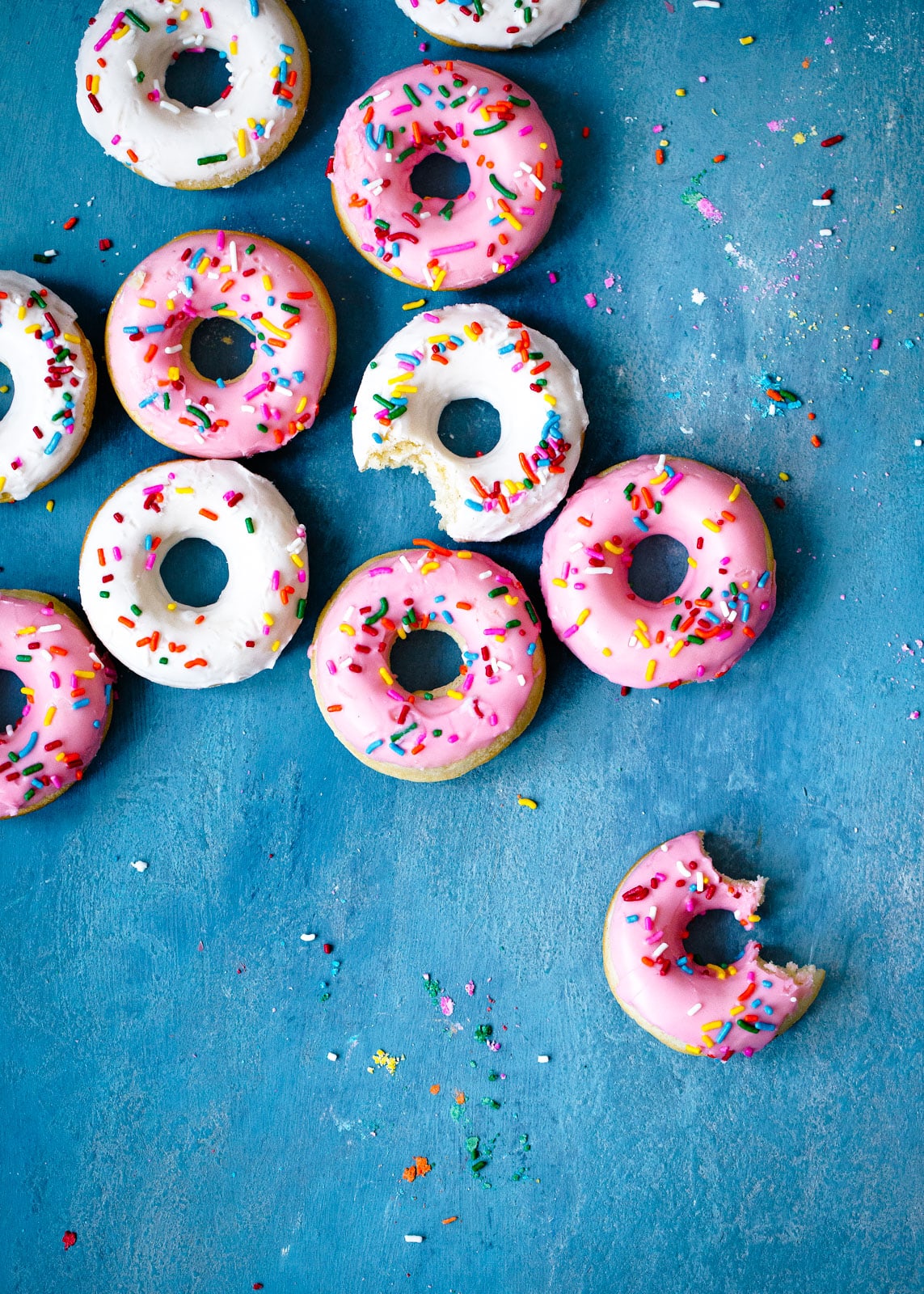 Frosted Sugar Cookie Donuts aka donuts that taste like classic frosted sugar cookies. AND THERE'S SPRINKLES.