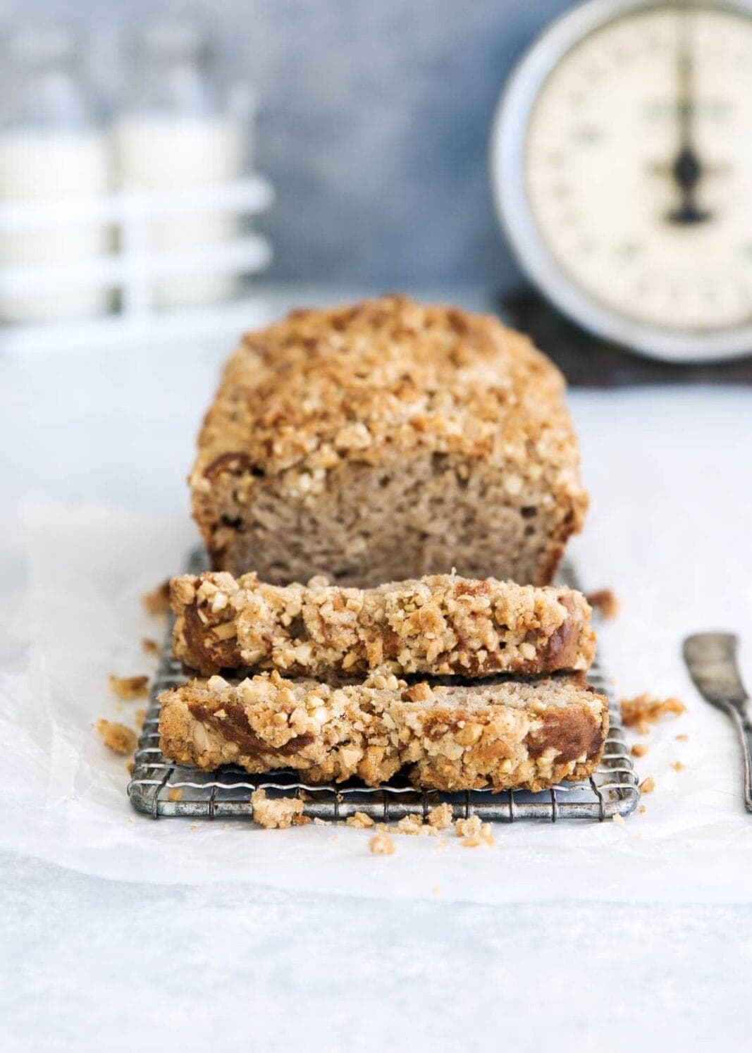 A moist chai banana bread topped with chai streusel. So perfect for the weekend!