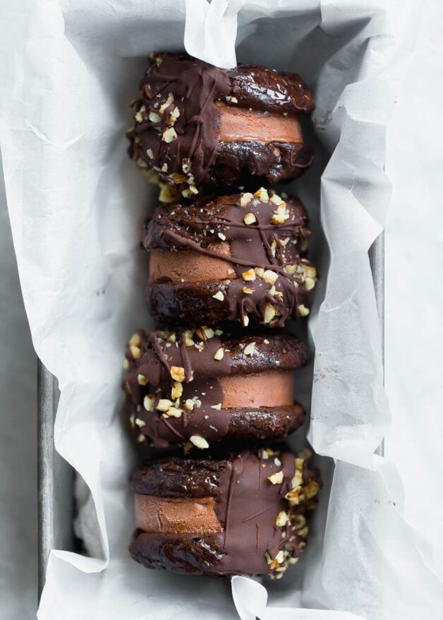 Gluten free AND dairy free Chocolate Brownie Ice Cream Sandwich Cookies! Zomgggg guys these things are unreal.