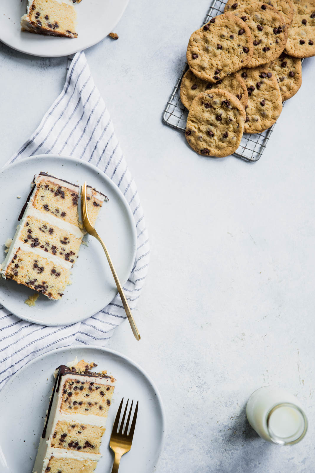 Chocolate chip cake slices with cookies