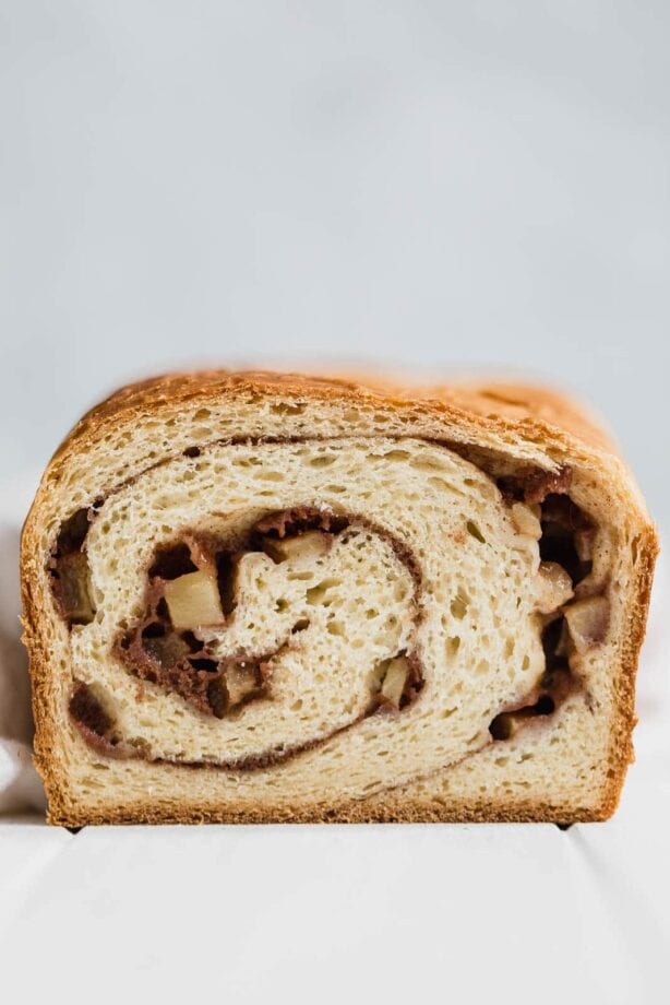 A scrumptious weekday breakfast, this soft and chewy homemade Cinnamon Apple Swirl Bread is EVERYTHING!
