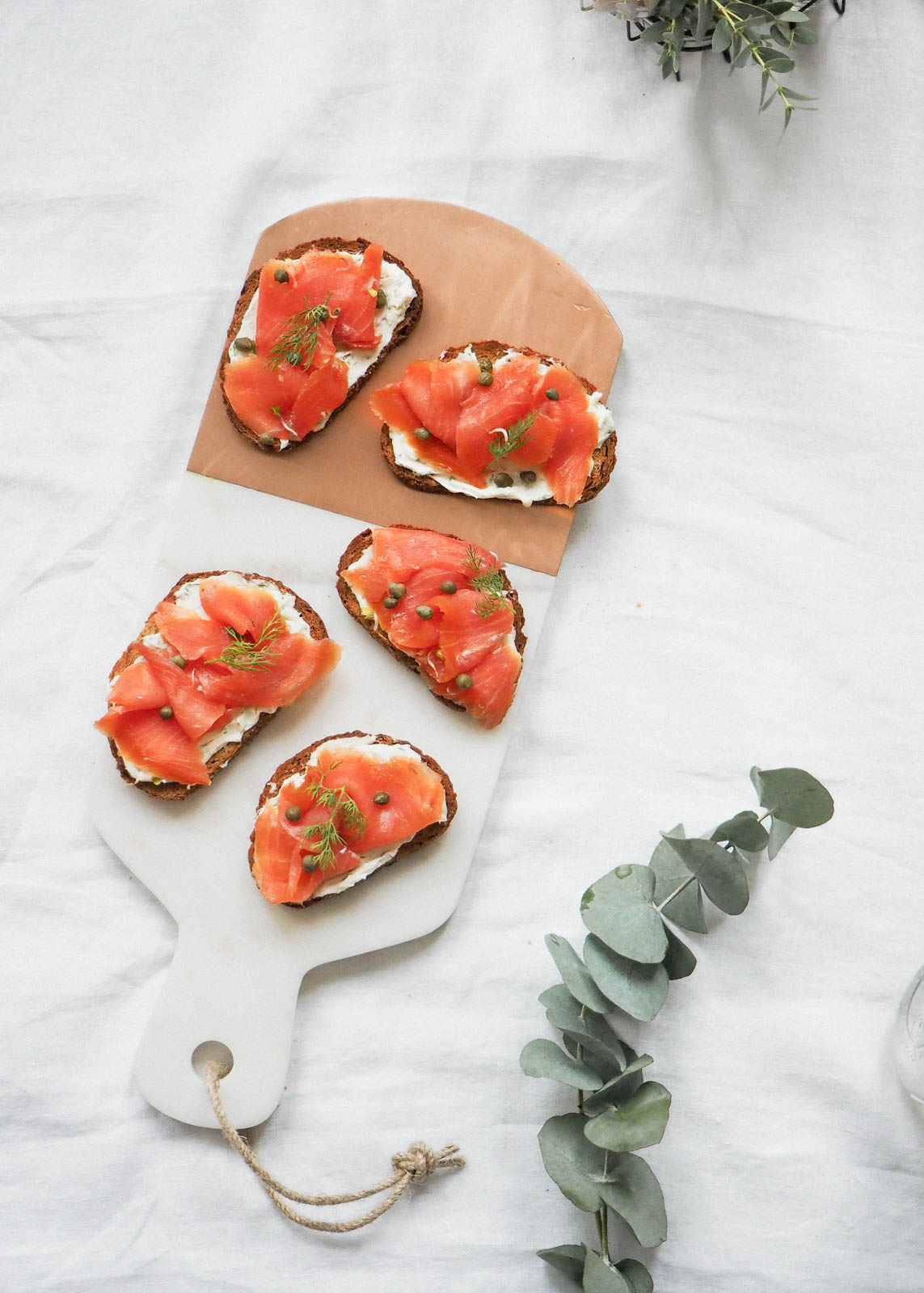 Staying in is the new going out. Especially when it involves an indoor picnic and your boo. Here are 5 steps to create the perfect indoor picnic date night!