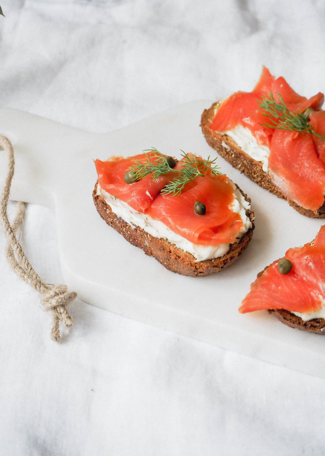 Staying in is the new going out. Especially when it involves an indoor picnic and your boo. Here are 5 steps to create the perfect indoor picnic date night!