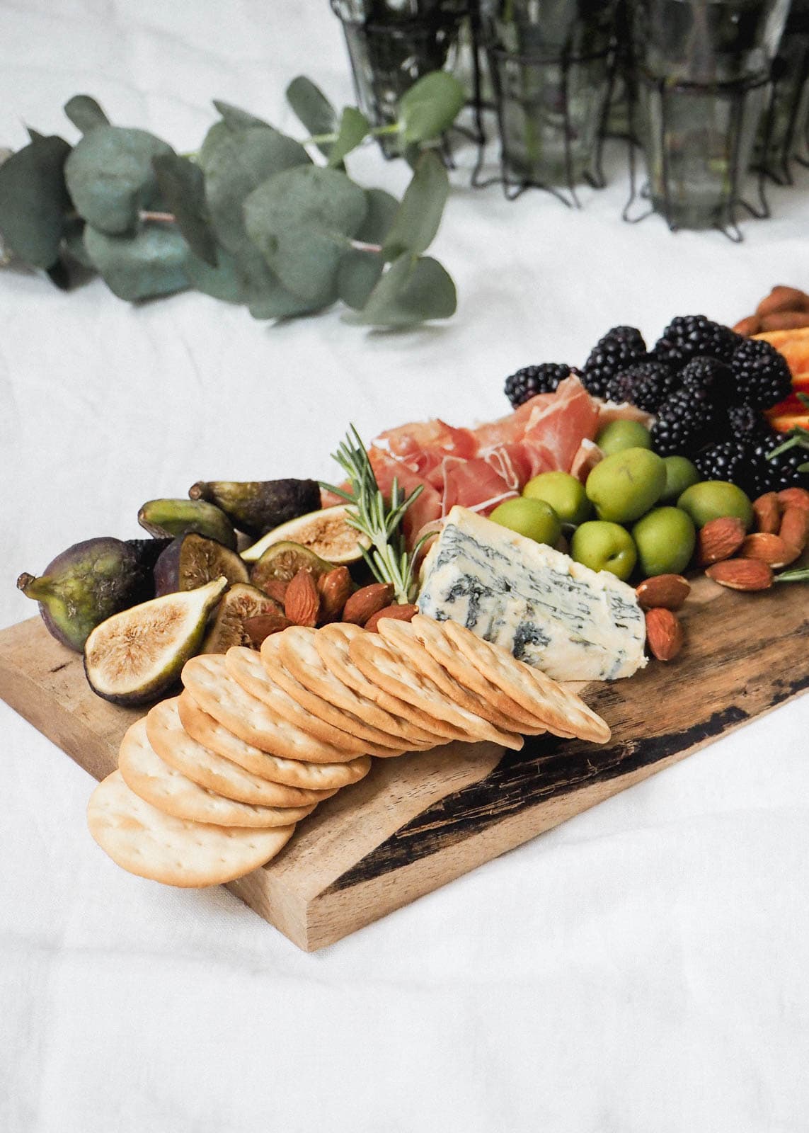 Staying in is the new going out. Especially when it involves an indoor picnic and your boo. Here are 5 steps to create the perfect indoor picnic date night!