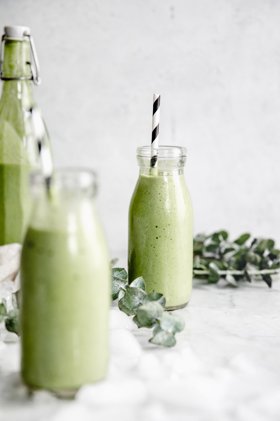 This easy green smoothie recipe tastes good AND is good for you. Start your morning off right with with this protein packed green smoothie.