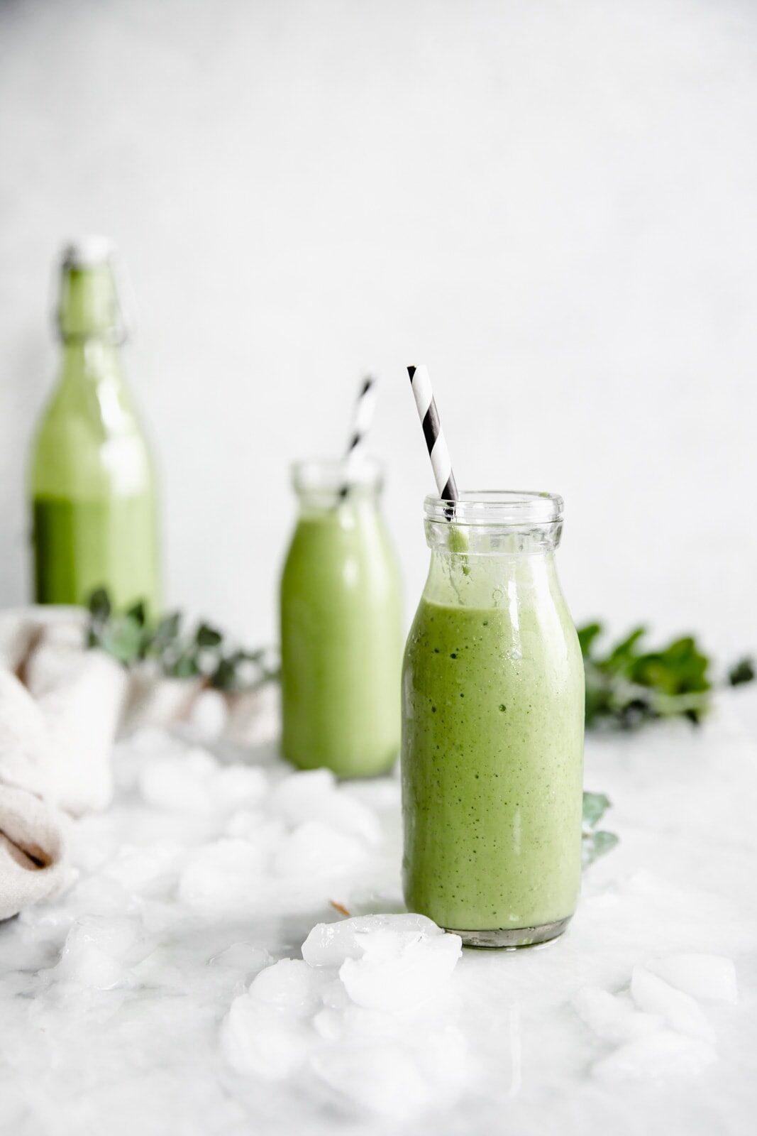 This easy green smoothie recipe tastes good AND is good for you. Start your morning off right with with this protein packed green smoothie.