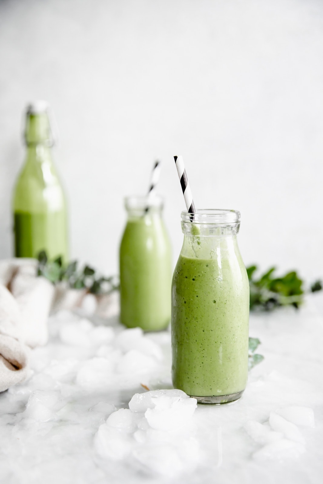 This easy green smoothie recipe tastes good AND is good for you. Start your morning off right with with this protein packed green smoothie.