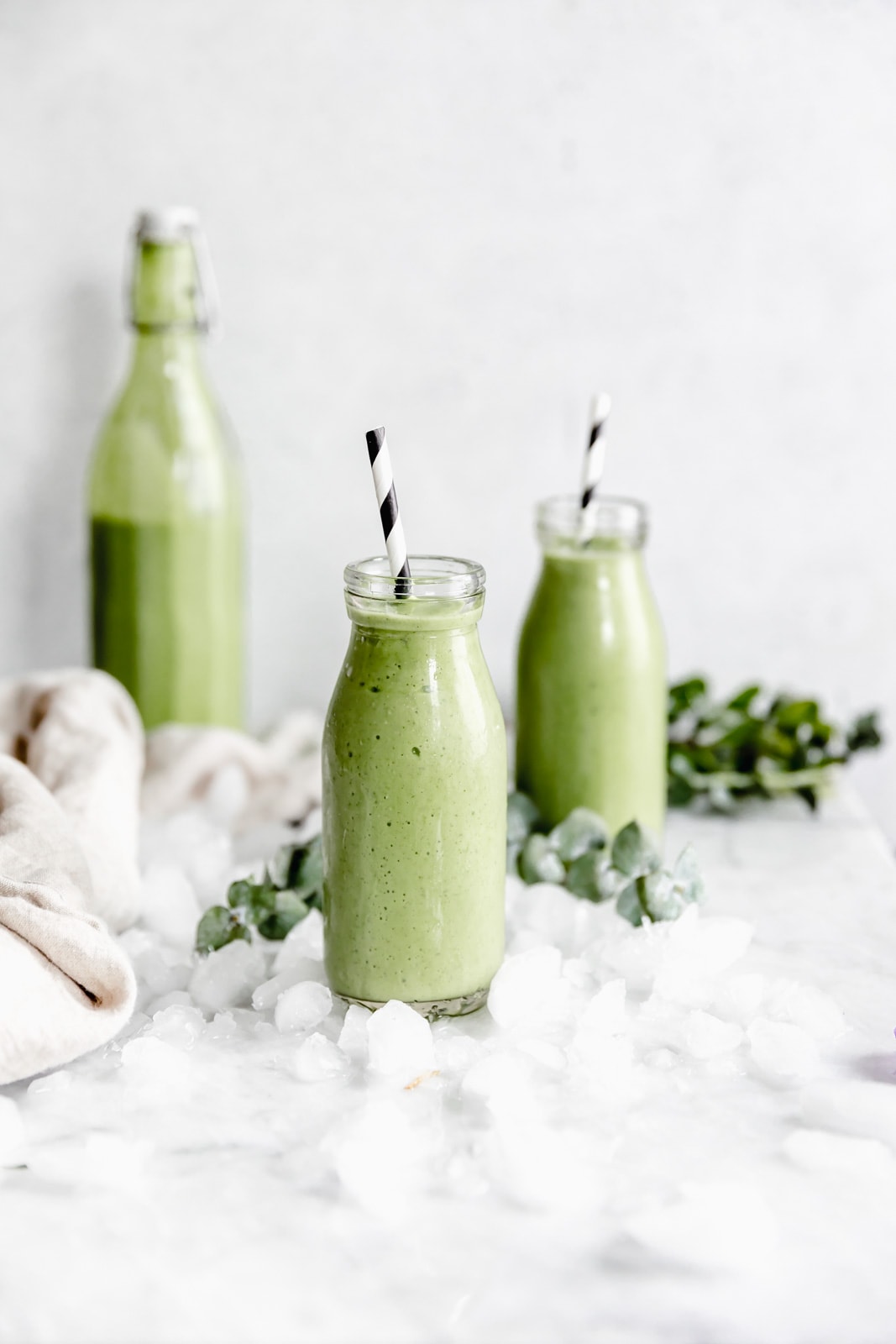 This easy green smoothie recipe tastes good AND is good for you. Start your morning off right with with this protein packed green smoothie.