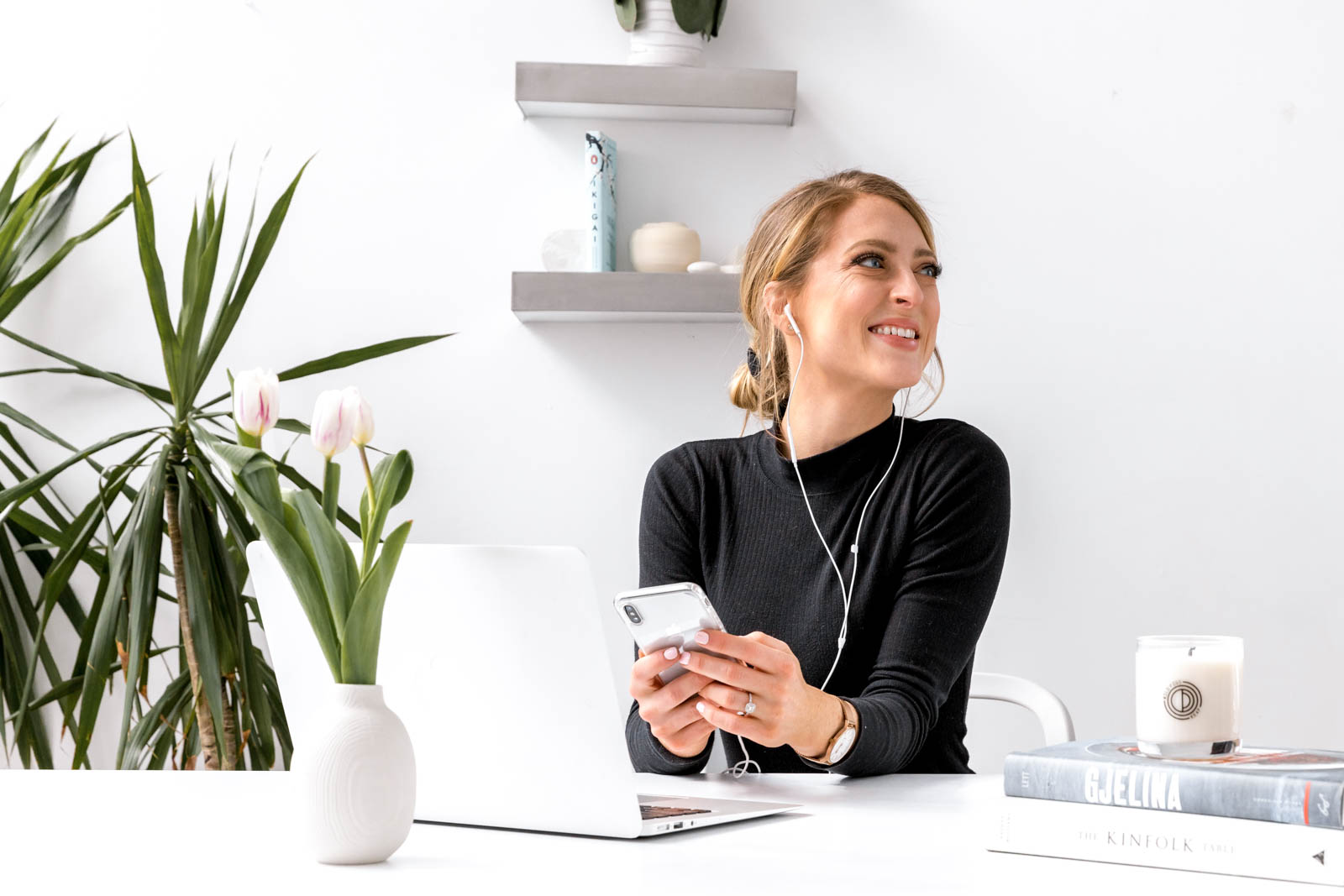 As an entrepreneur, your time is valuable. That's why we rounded up these 5 podcasts for entrepreneurs to maximize your time, so that you can listen AND learn.