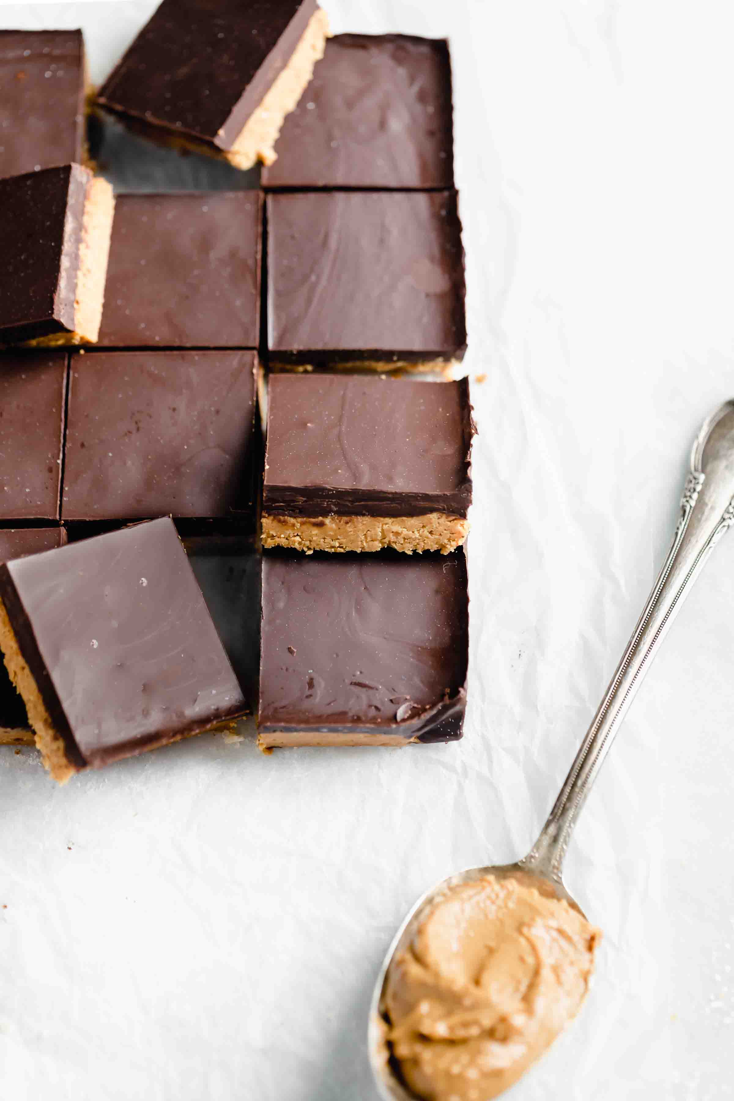 No bake healthy vegan peanut butter chocolate bars made with just 4 ingredients!