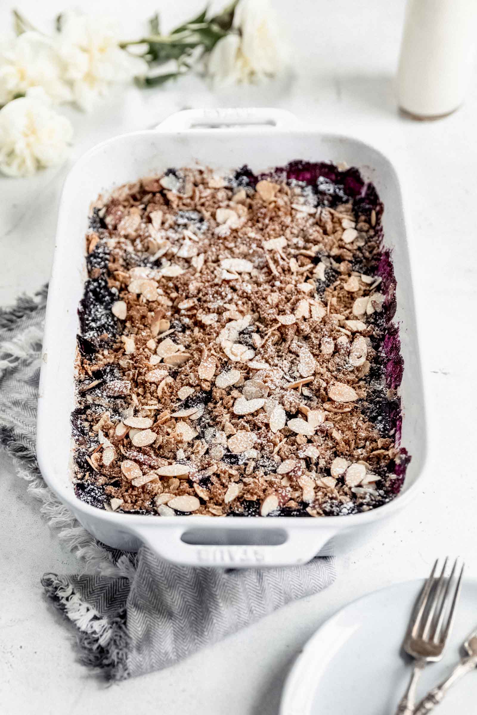 vegan blueberry crisp sprinkled with powdered sugar