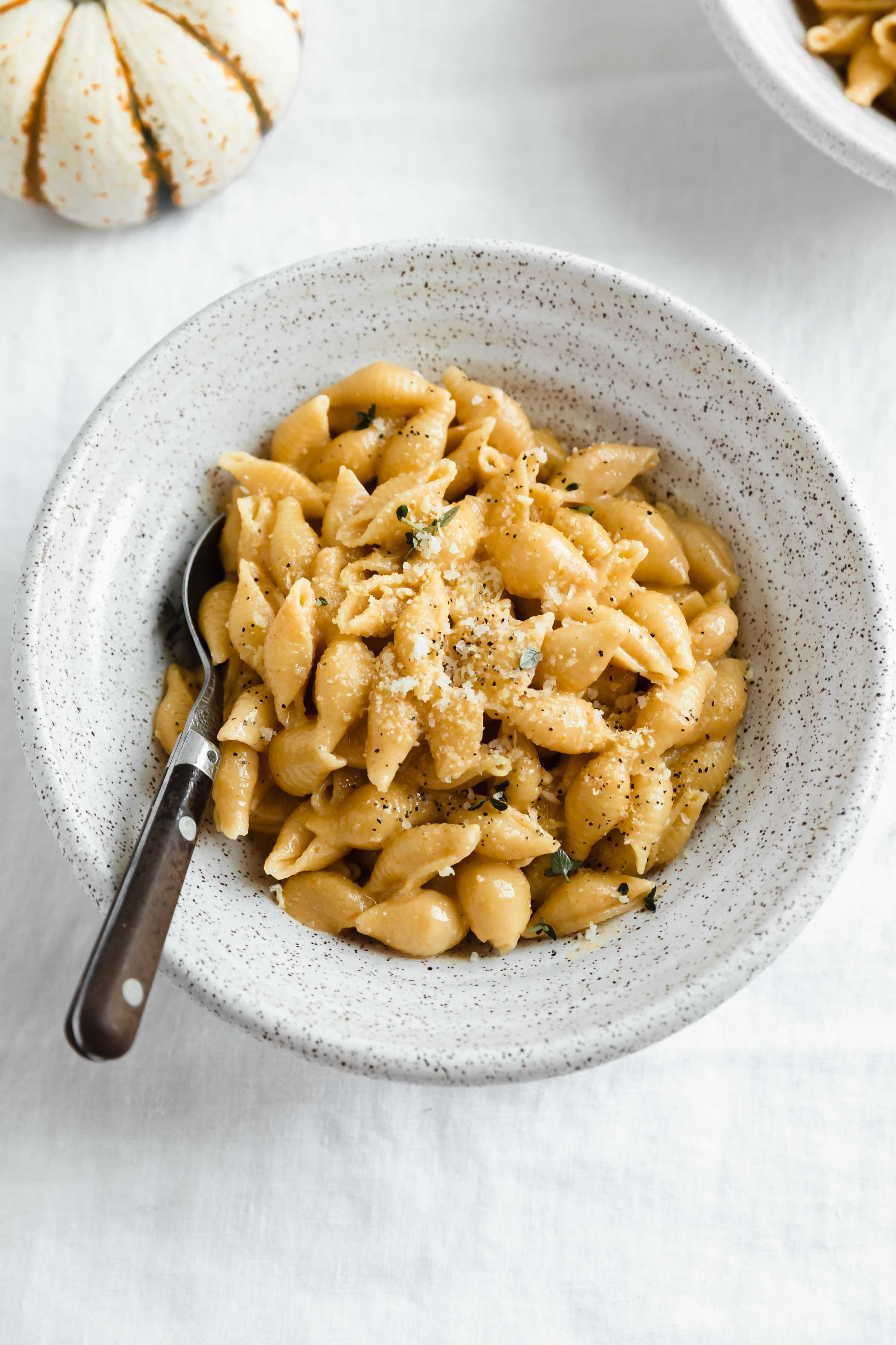 Time to get cozy! Snuggle up with a big bowl of this healthyish homemade pumpkin mac and cheese. Made with gruyere, cheddar, pumpkin and a hint of nutmeg!
