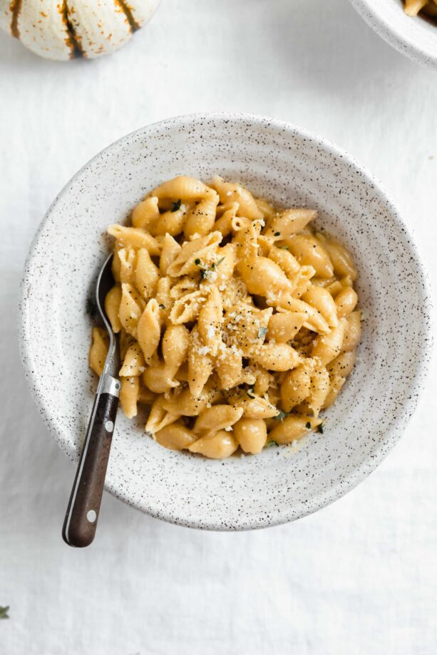 This cozy pumpkin mac and cheese tastes like a hug!