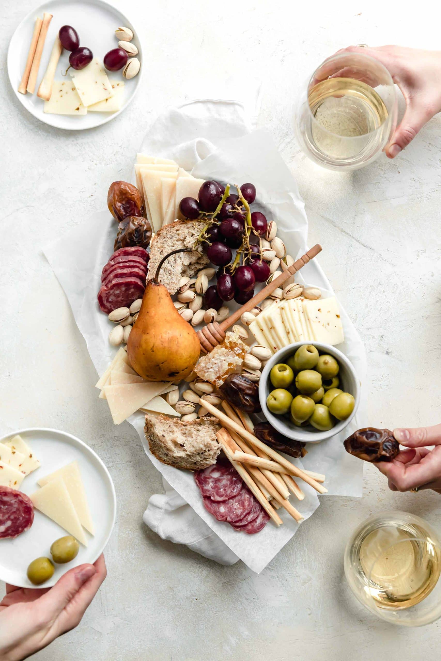 There is only one thing better than cheese, and that is cheese shared with friends! Whip up this easy holiday cheeseboard for your Friendsgiving or holiday party!