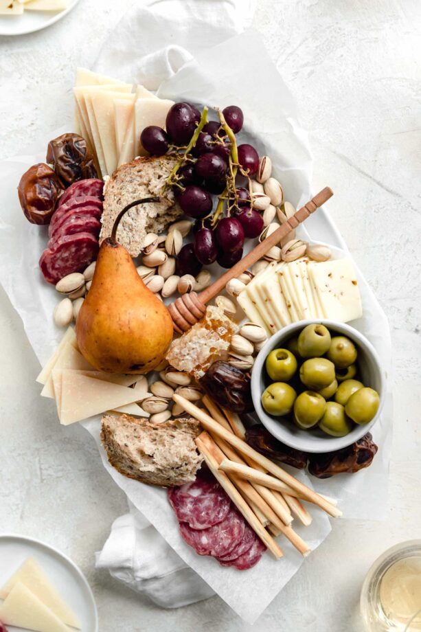 There is only one thing better than cheese, and that is cheese shared with friends! Whip up this easy holiday cheeseboard for your Friendsgiving or holiday party!