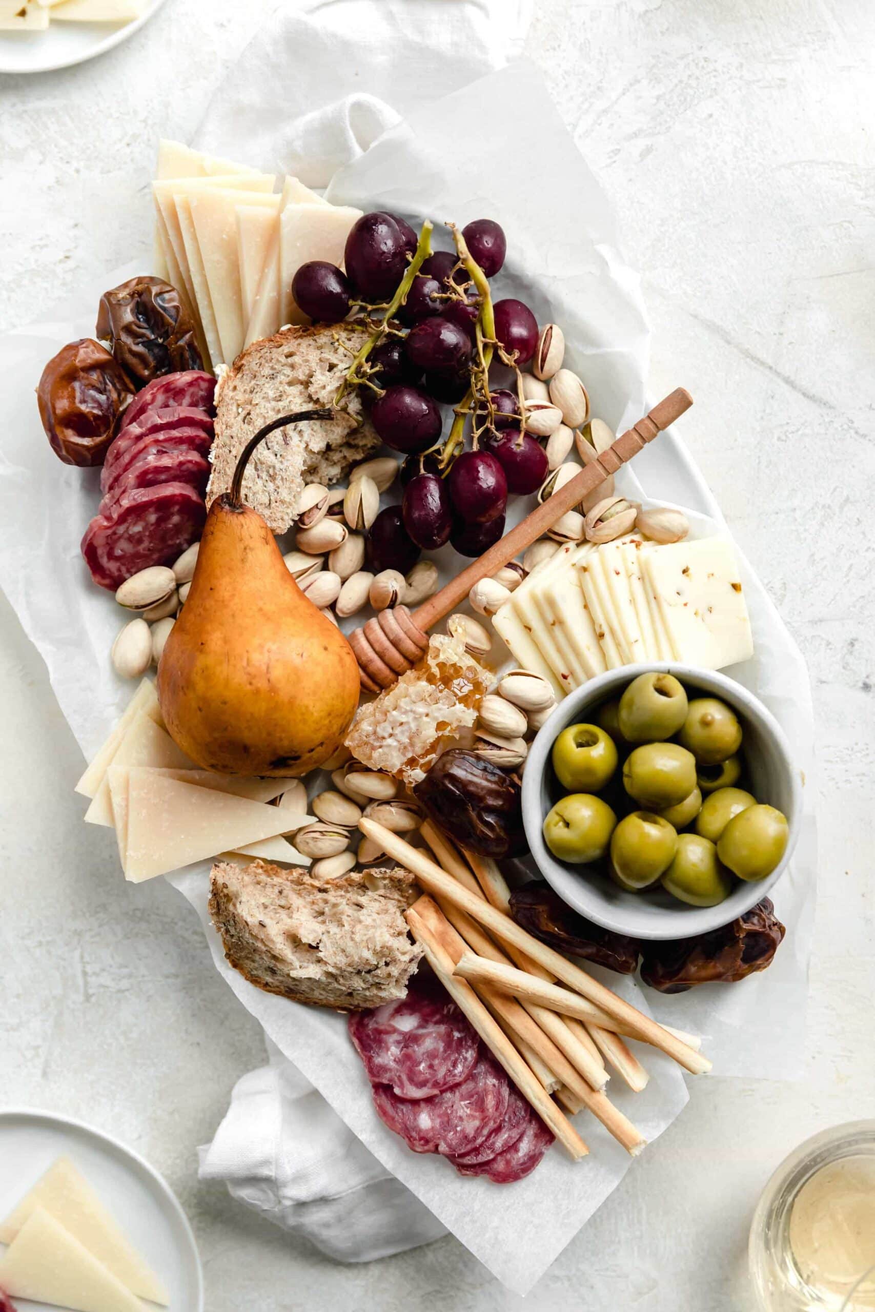 There is only one thing better than cheese, and that is cheese shared with friends! Whip up this easy holiday cheeseboard for your Friendsgiving or holiday party!