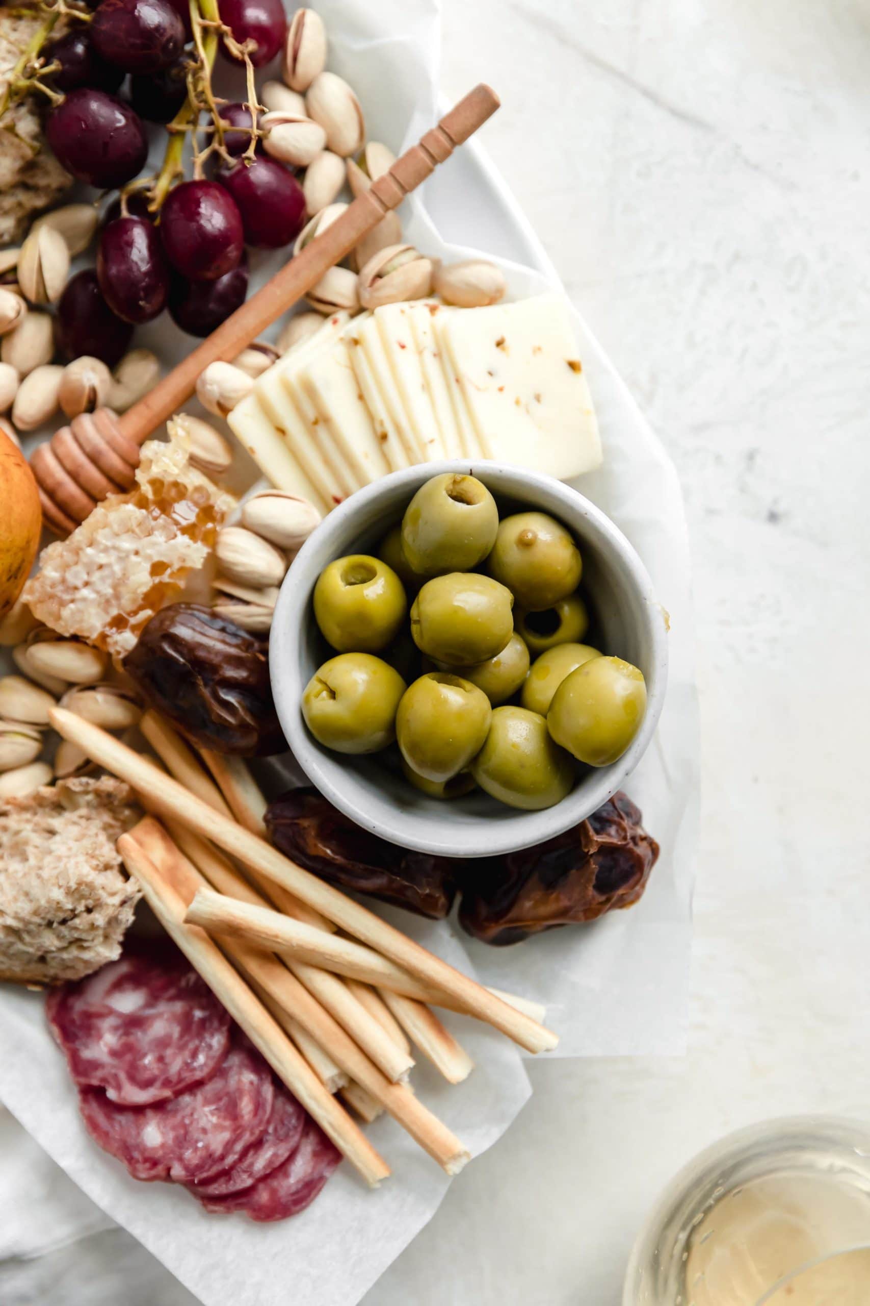 There is only one thing better than cheese, and that is cheese shared with friends! Whip up this easy holiday cheeseboard for your Friendsgiving or holiday party!