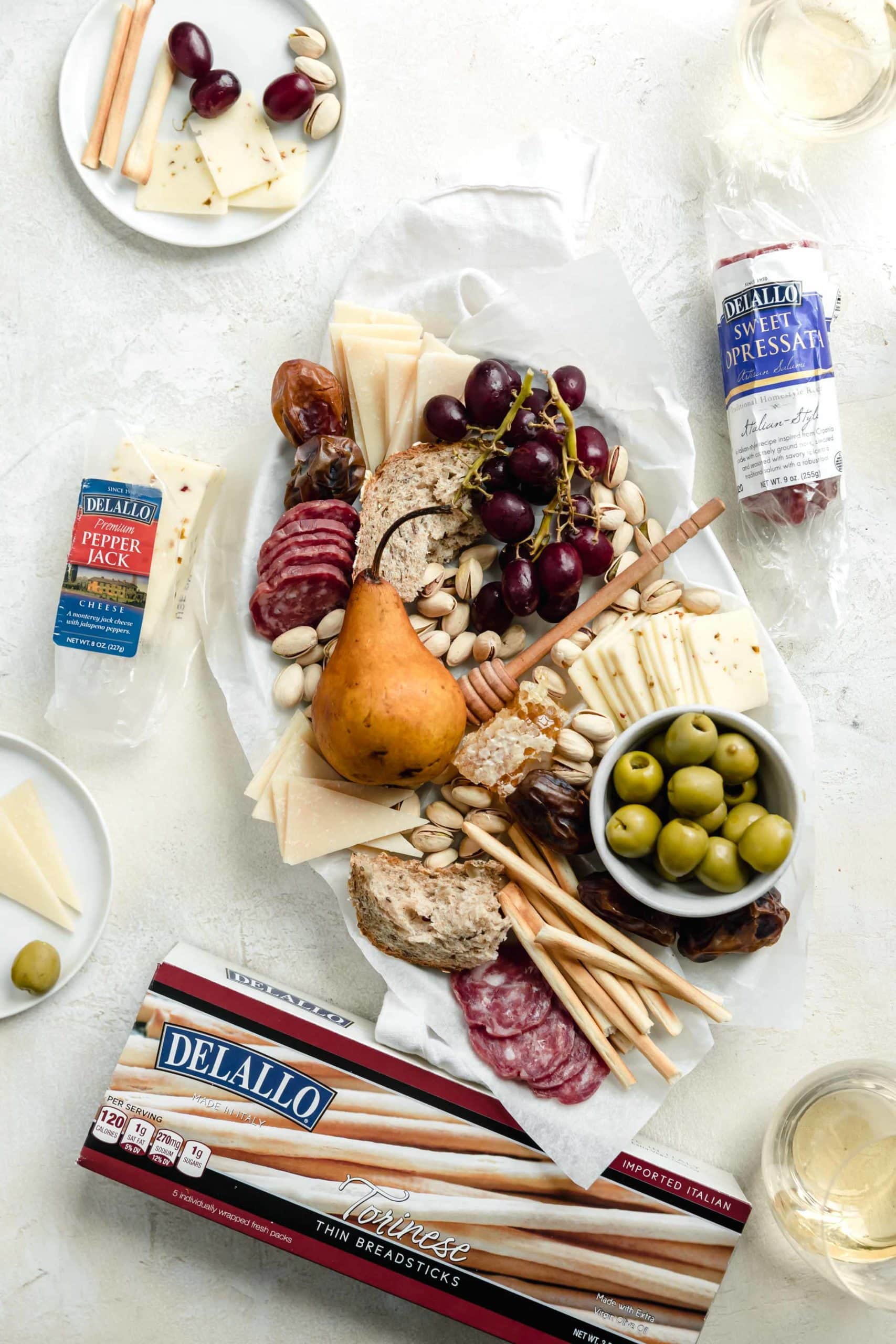There is only one thing better than cheese, and that is cheese shared with friends! Whip up this easy holiday cheeseboard for your Friendsgiving or holiday party!
