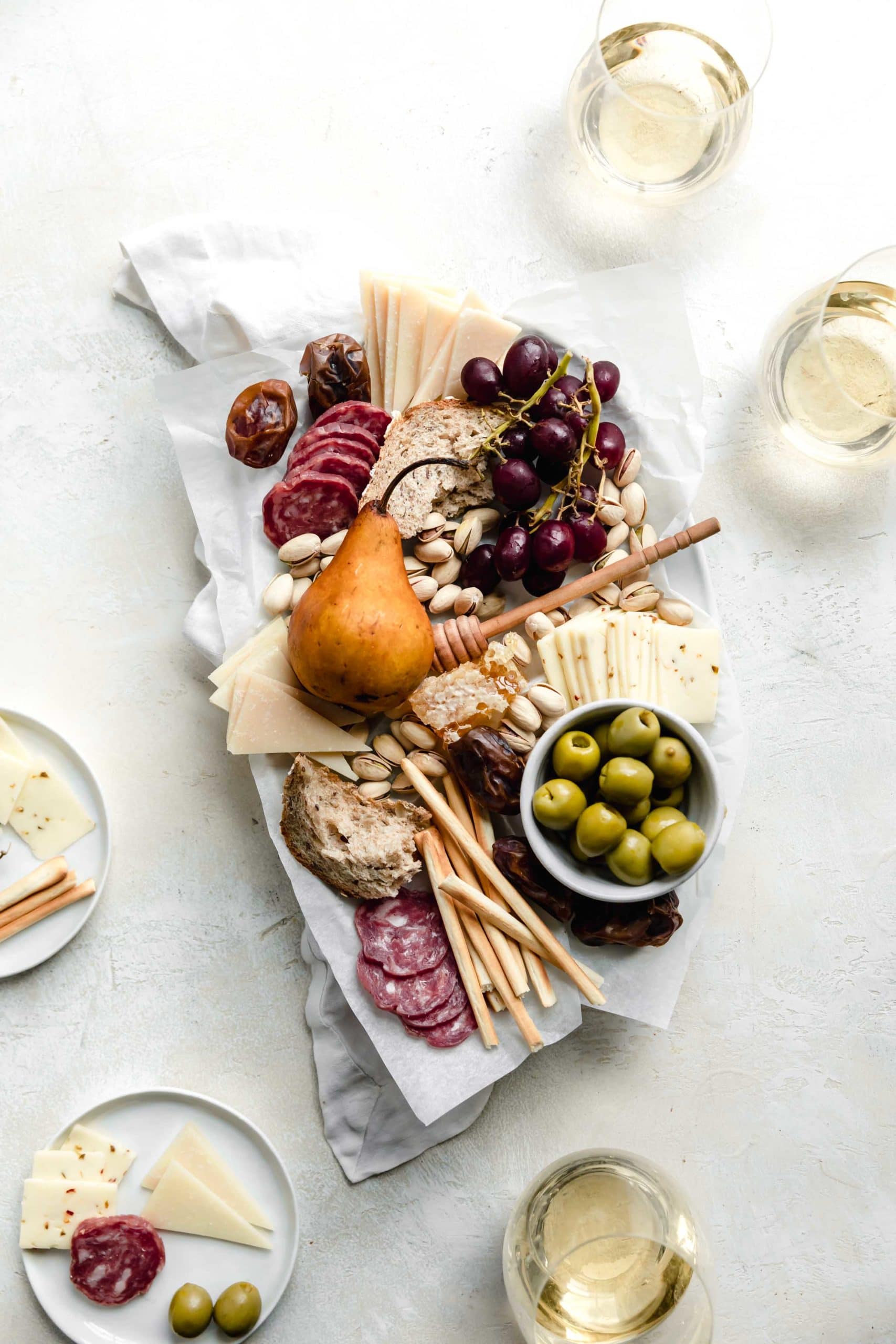 There is only one thing better than cheese, and that is cheese shared with friends! Whip up this easy holiday cheeseboard for your Friendsgiving or holiday party!
