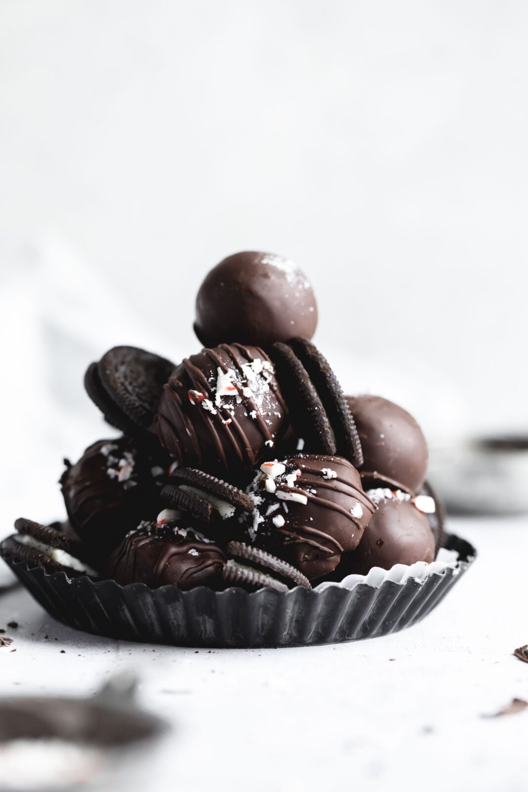 Looking for a quick, easy, and beautiful dessert that won't break the bank this holiday season? You've come to the right place. Introducing peppermint oreo truffles!