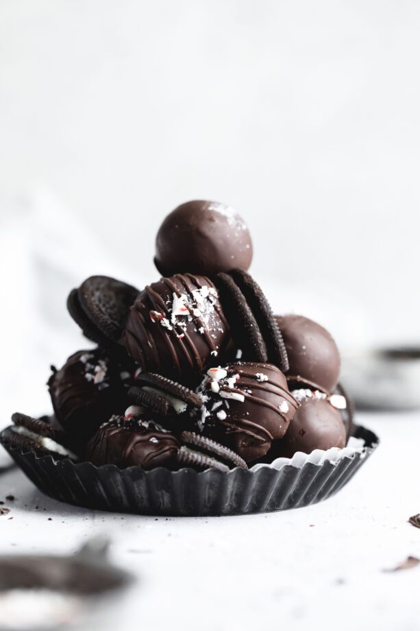 Looking for a quick, easy, and beautiful dessert that won't break the bank this holiday season? You've come to the right place. Introducing peppermint oreo truffles!