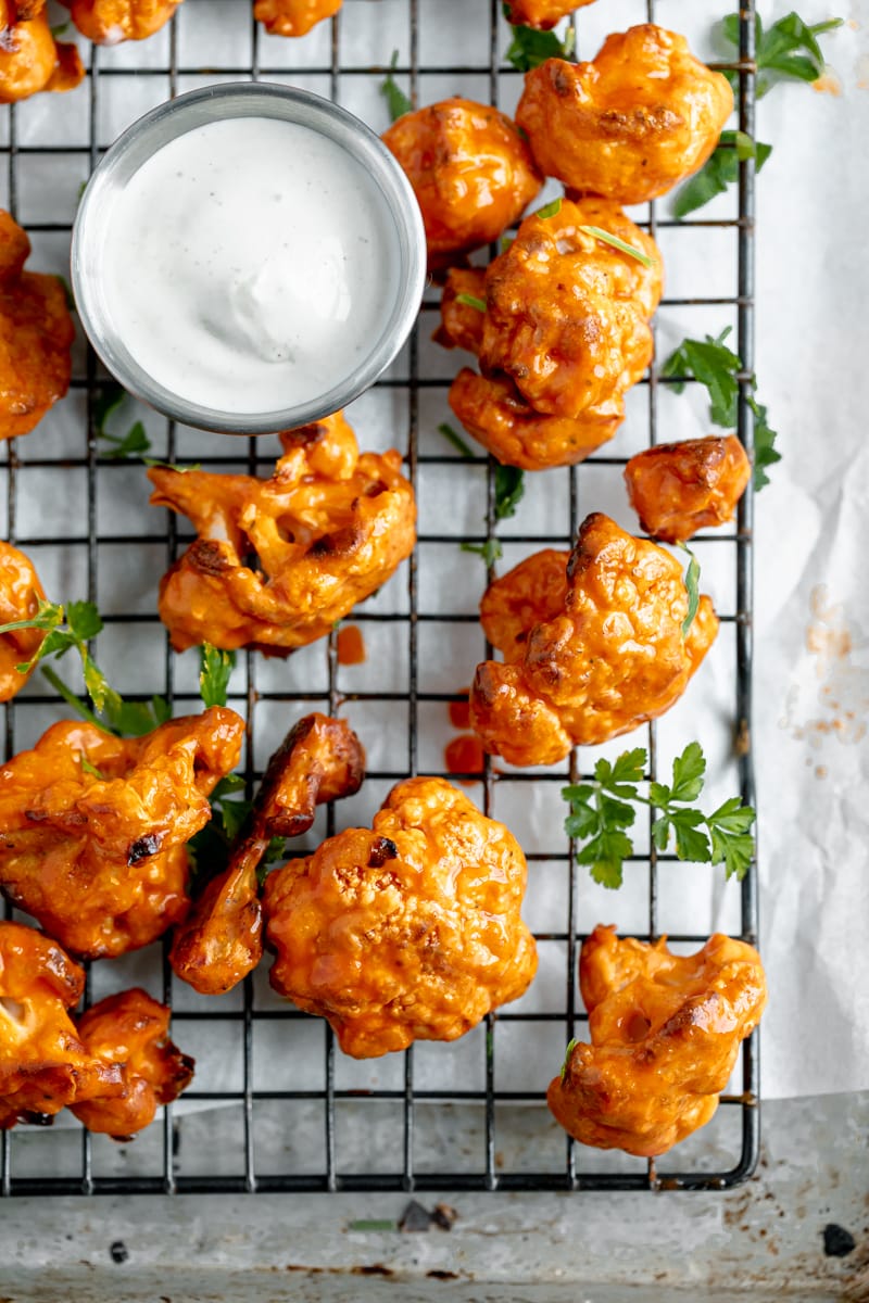 whip up these baked buffalo cauliflower bites for game day! 