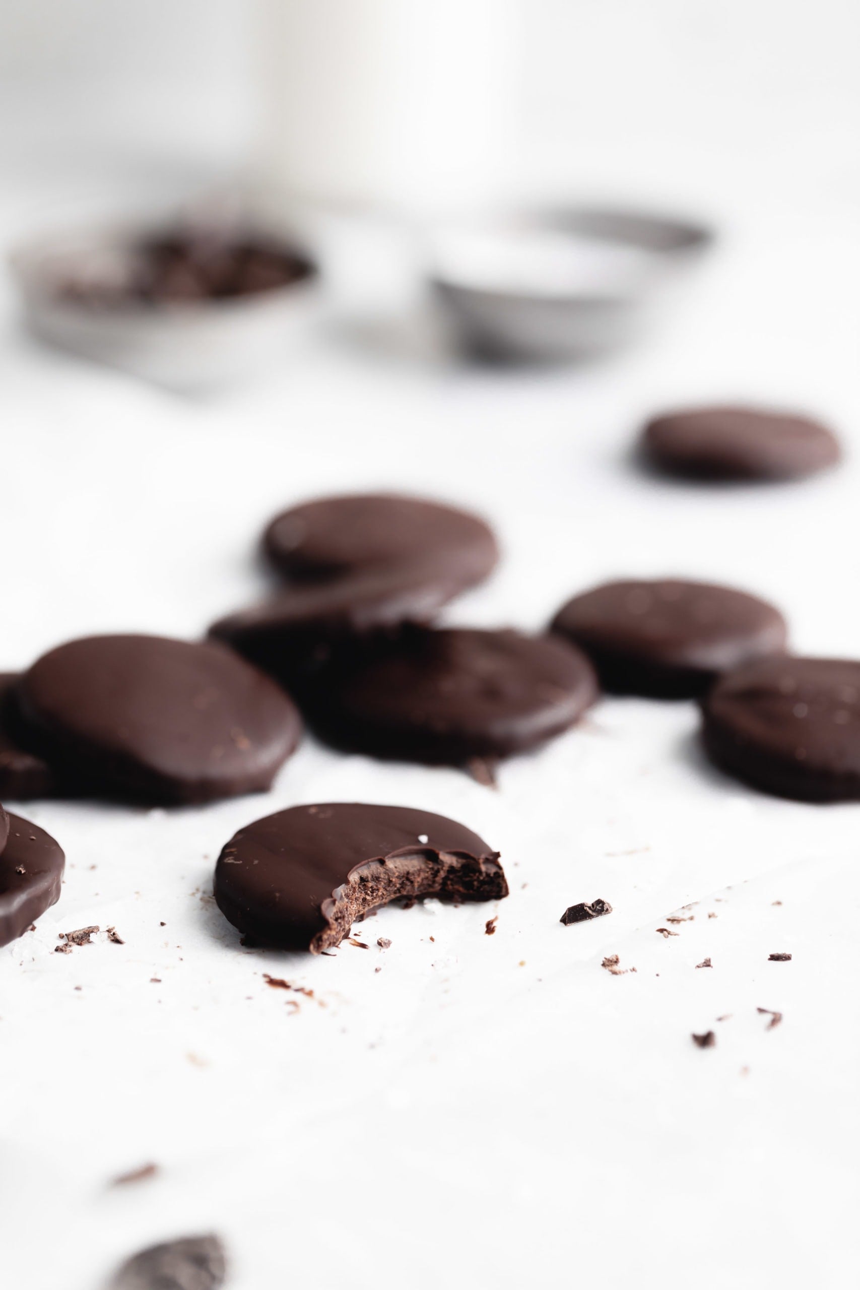 I think we can all agree that thin mints are by far the best girl scout cookie. So we lightened them up to make these gluten free healthy thin mints!