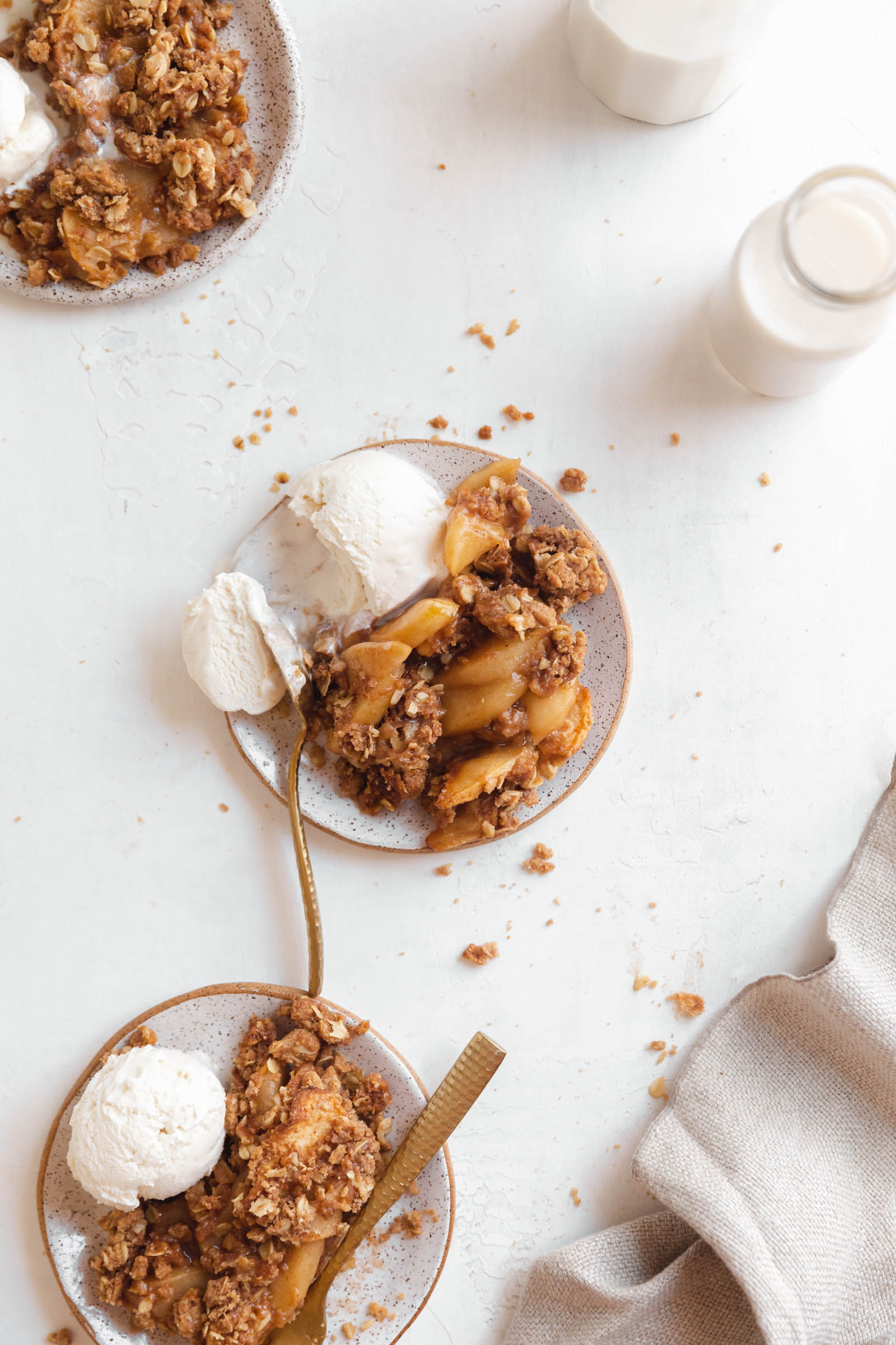 easy apple crisp on plates