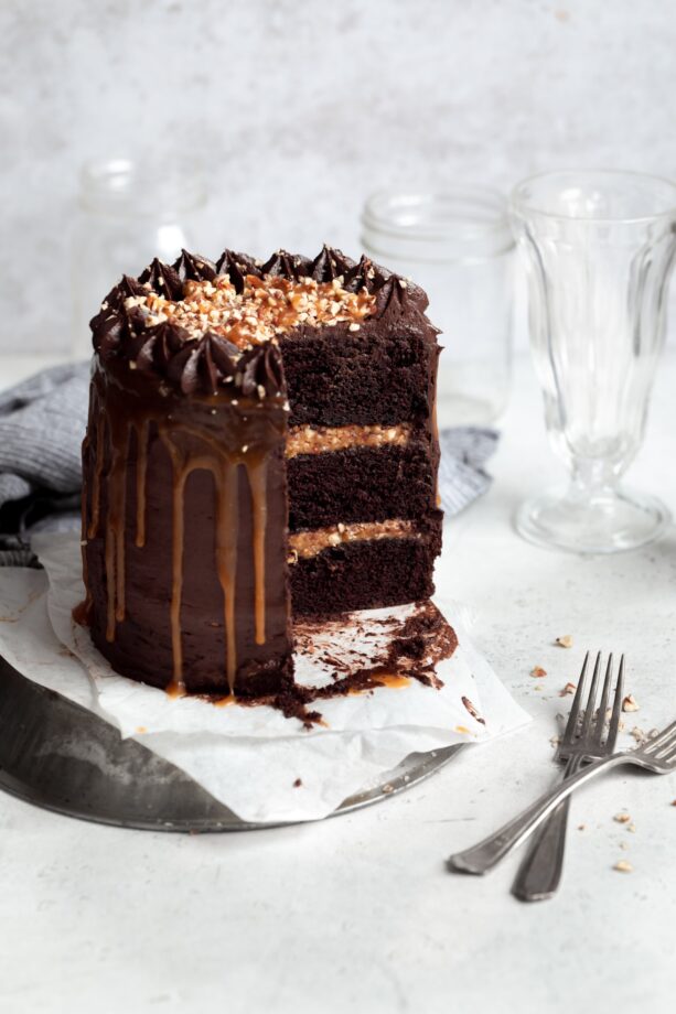 turtle layer cake with caramel praline filling