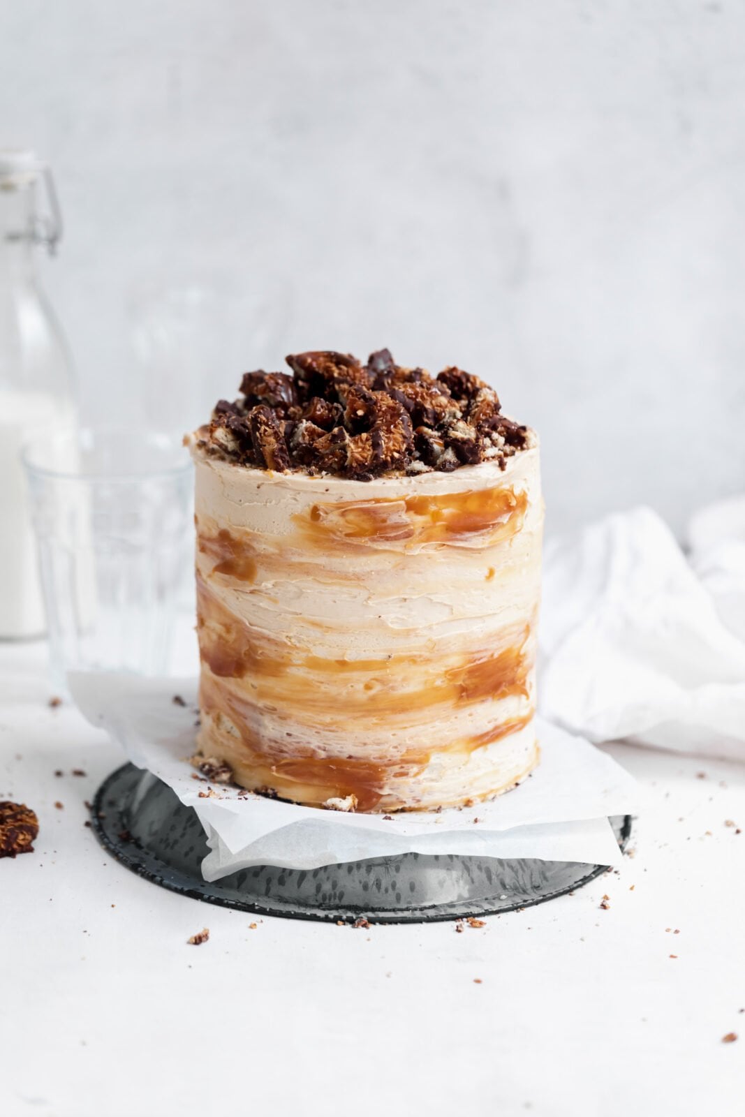 samoa cake with caramel and coconut