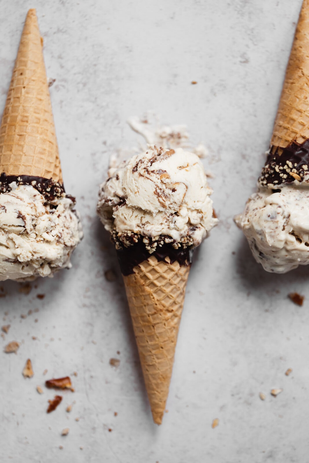 no churn peanut butter pretzel ice cream with chocolate