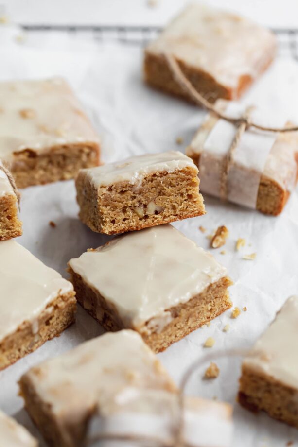 chai blondies with maple glaze