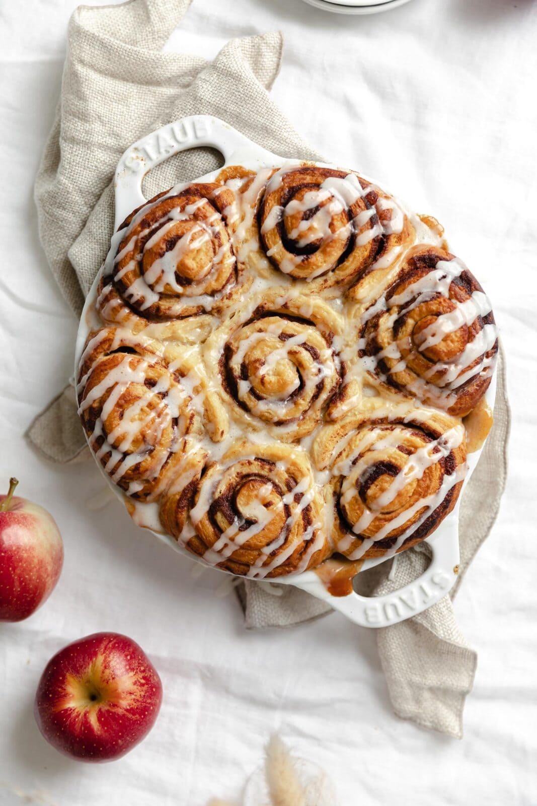 cinnamon roll apple cobbler