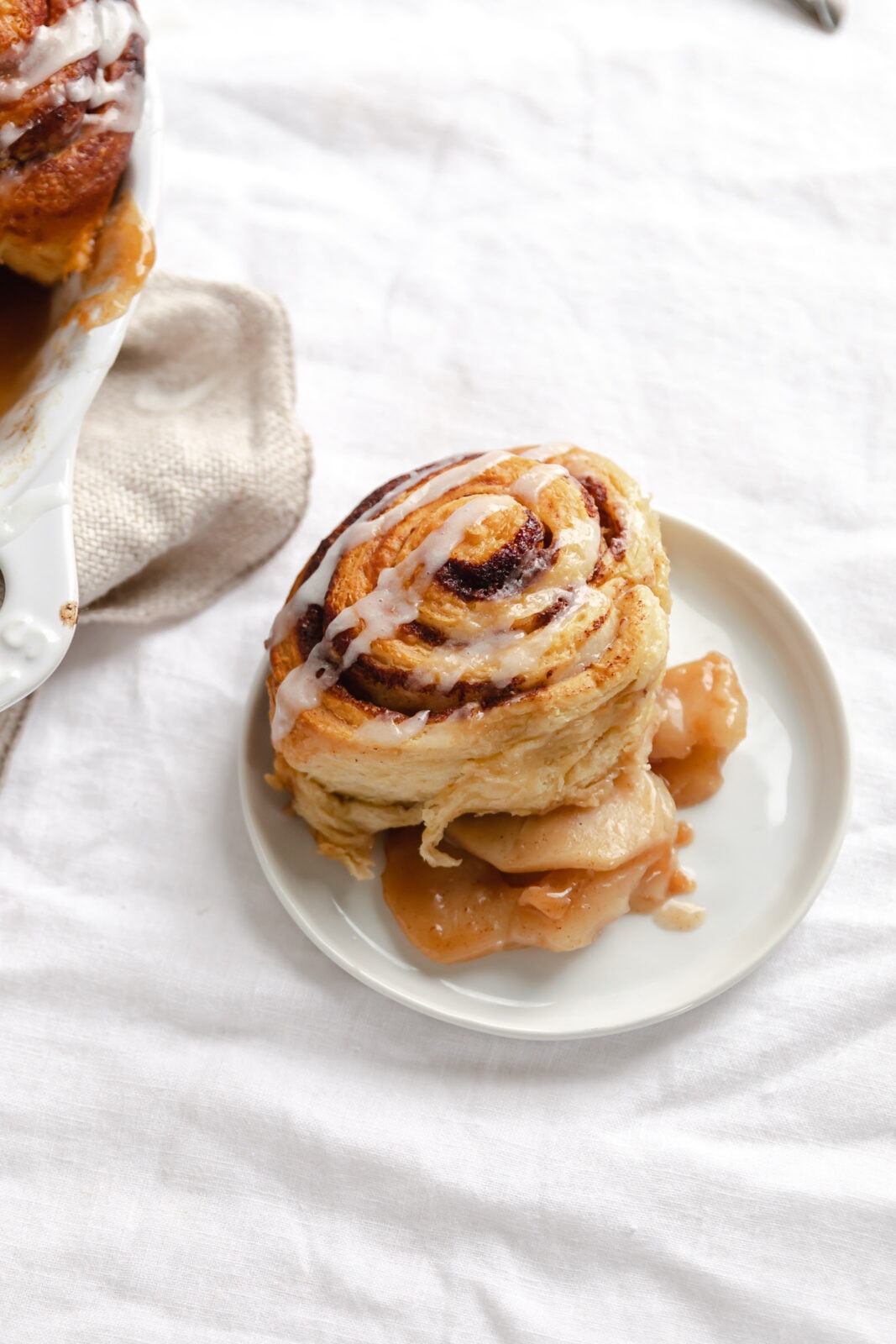 cinnamon roll apple cobbler