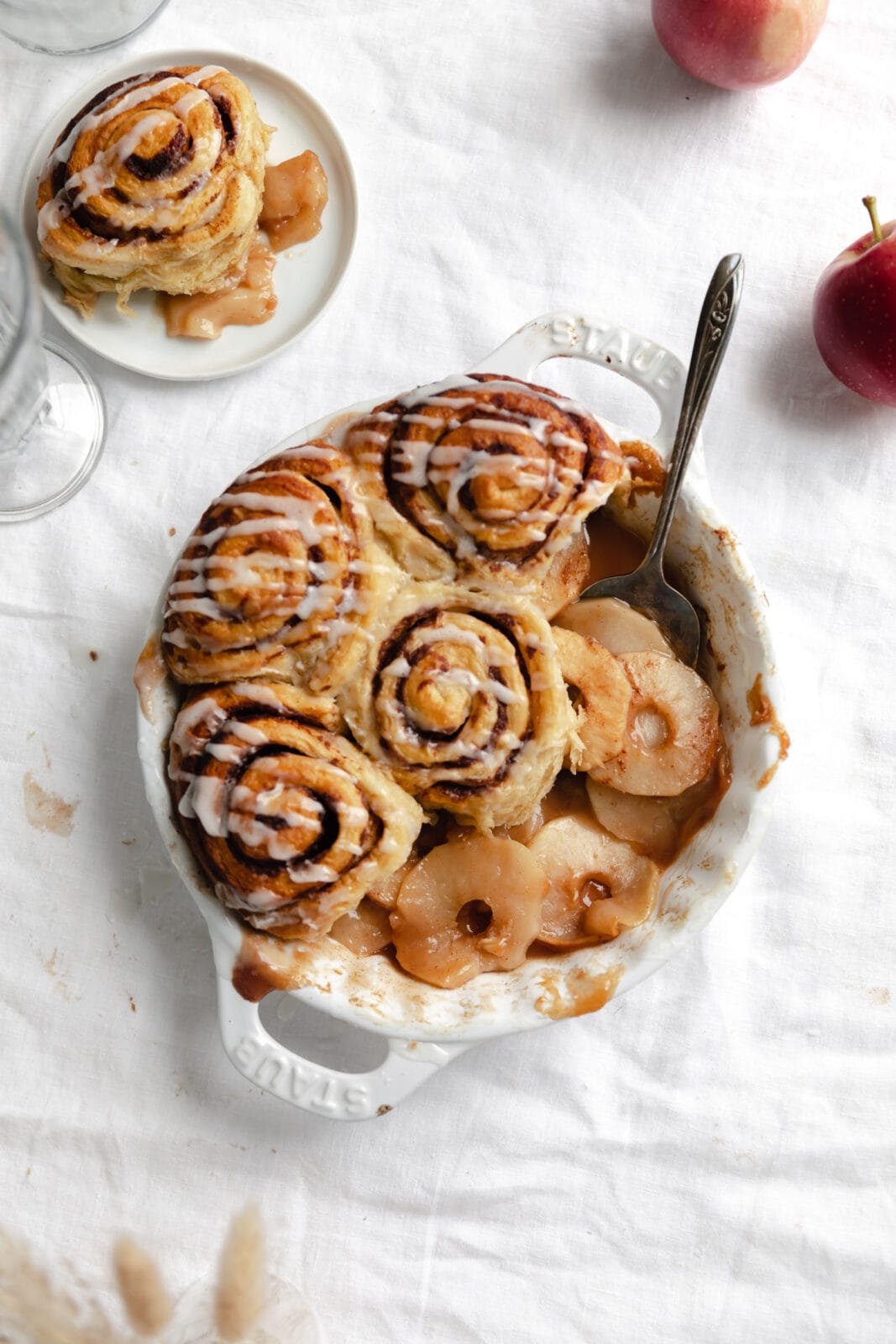 cinnamon roll apple cobbler