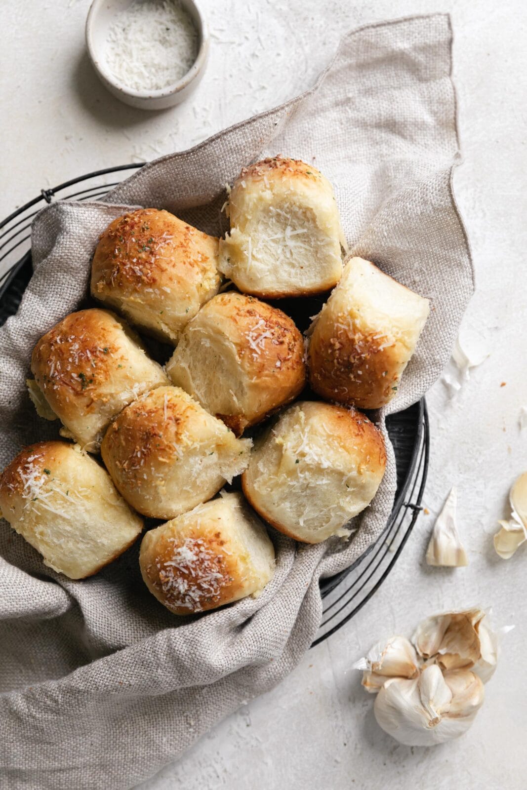 garlic parmesan dinner rolls
