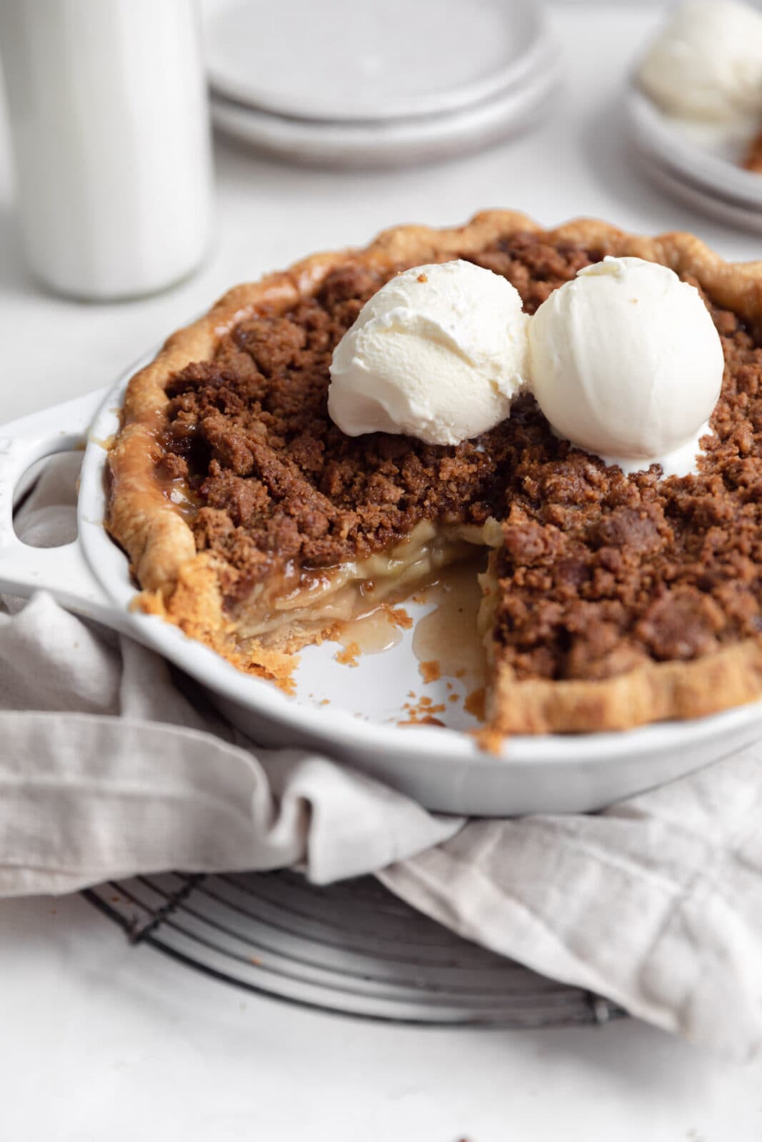 gingersnap apple pie with ice cream