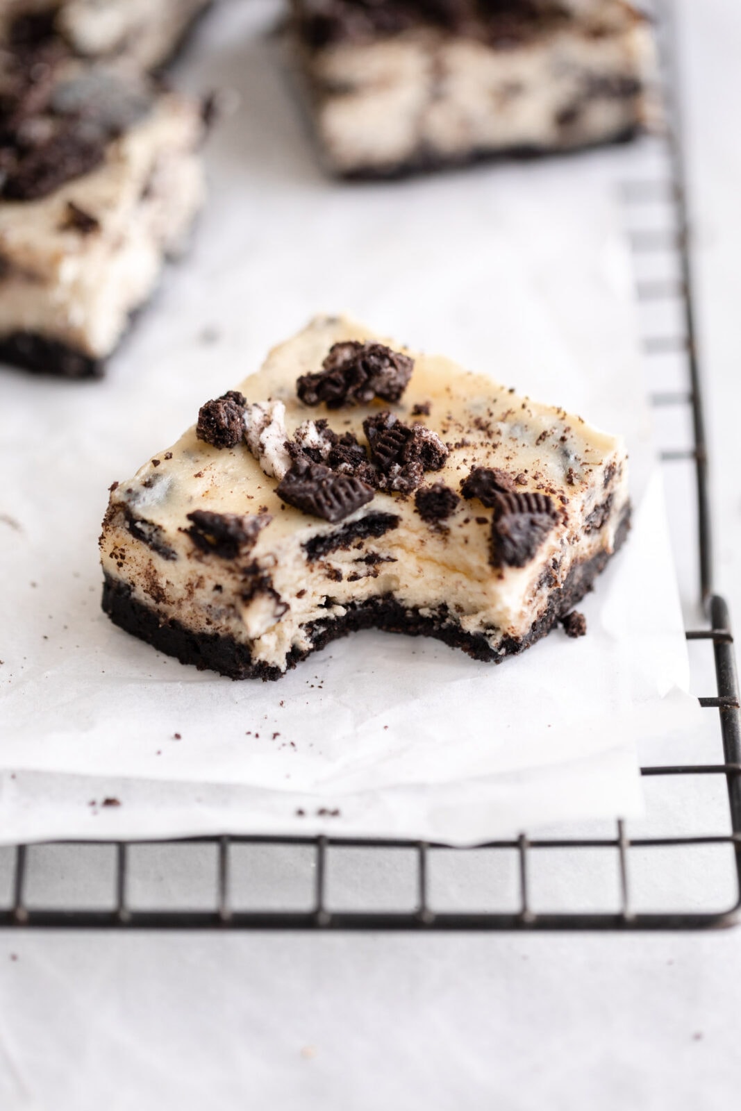 oreo cheesecake bars with oreo cookies